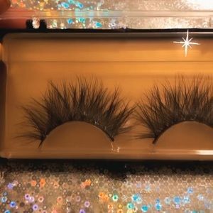 Lashing around boutique “The best Minks to blink”